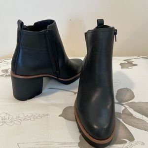 Naturalized size 8 black boots